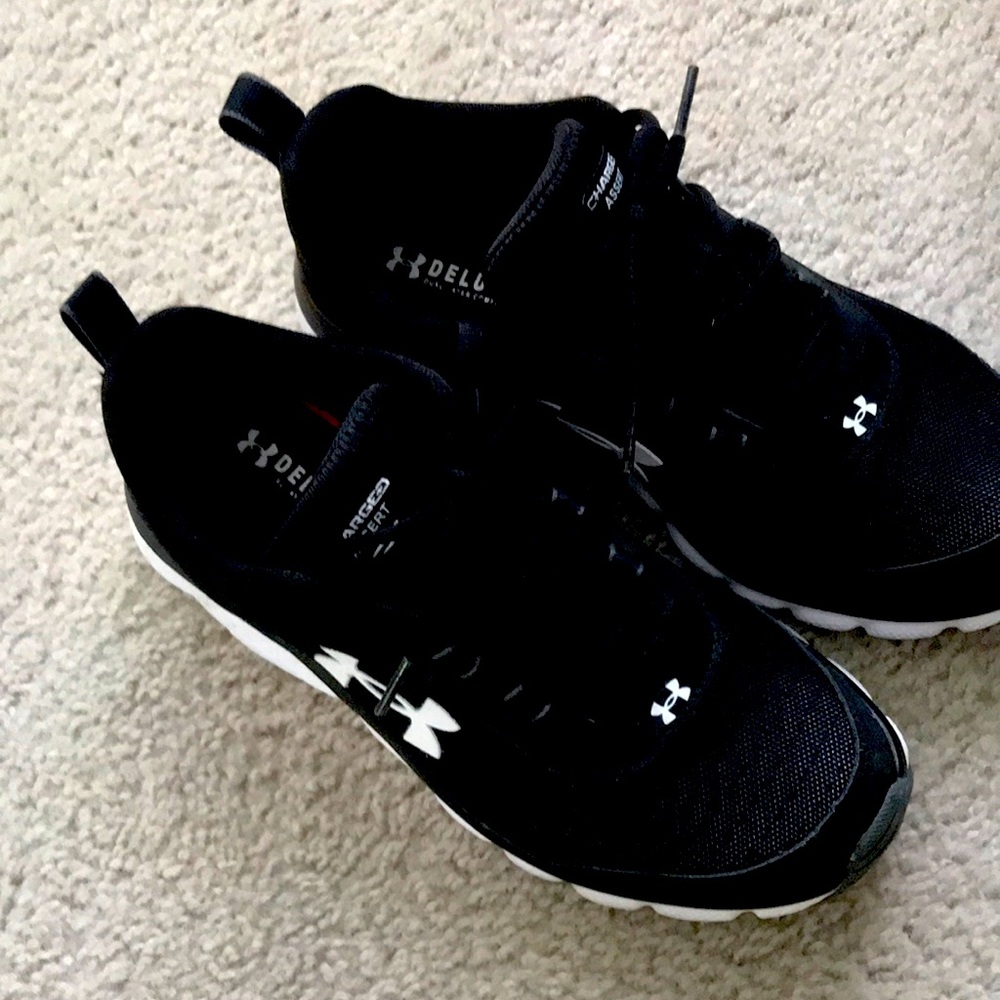 Very lightly worn under armour gym shoes